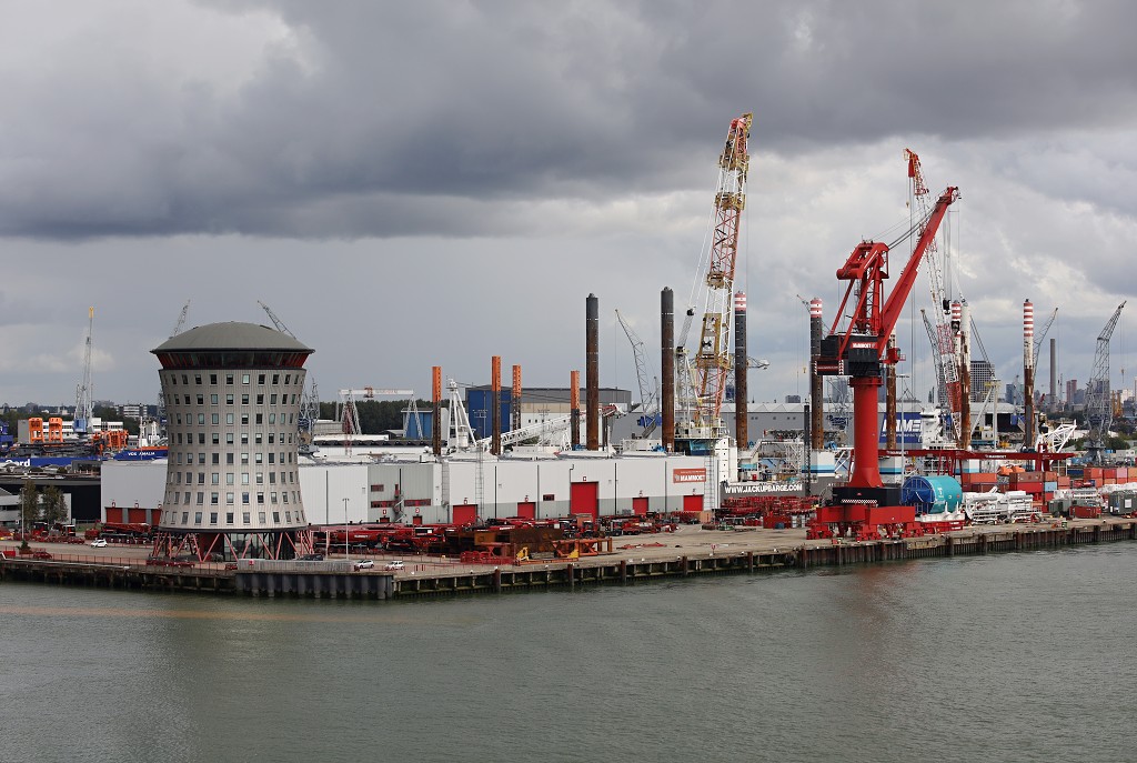 europoort maasvlakte rotterdam botlek haven scheepvaart industrie fabrieken marine transport overslag terminal portlantis ferry centrale